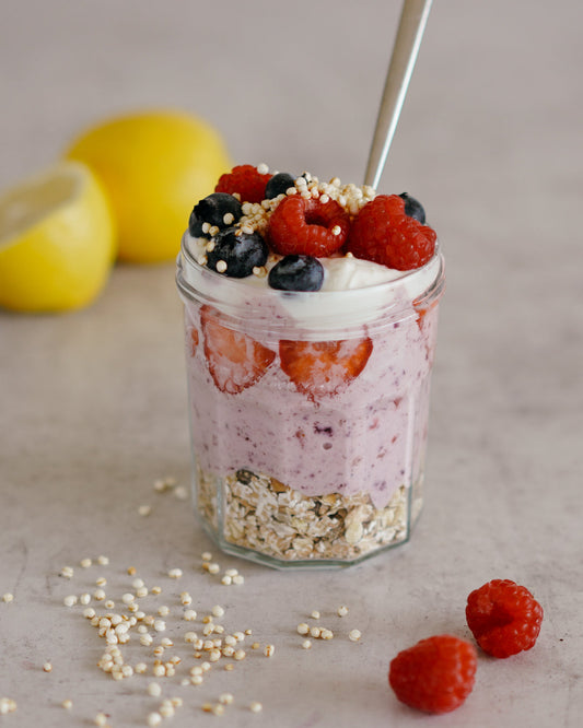 frühstücksbowl mit himbeer-limette-cashew-curd – eine (him)beerige geschmacks- und farbexplosion