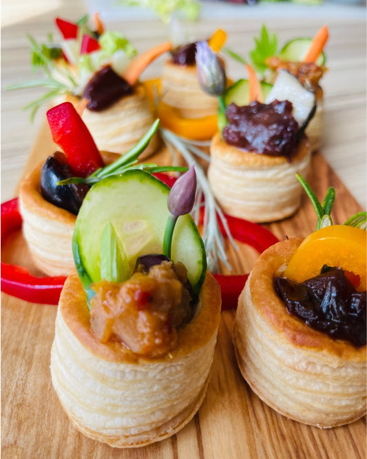 mini-blätterteig-pastetchen mit verschiedenen chutneys, käse und frischen kräutern