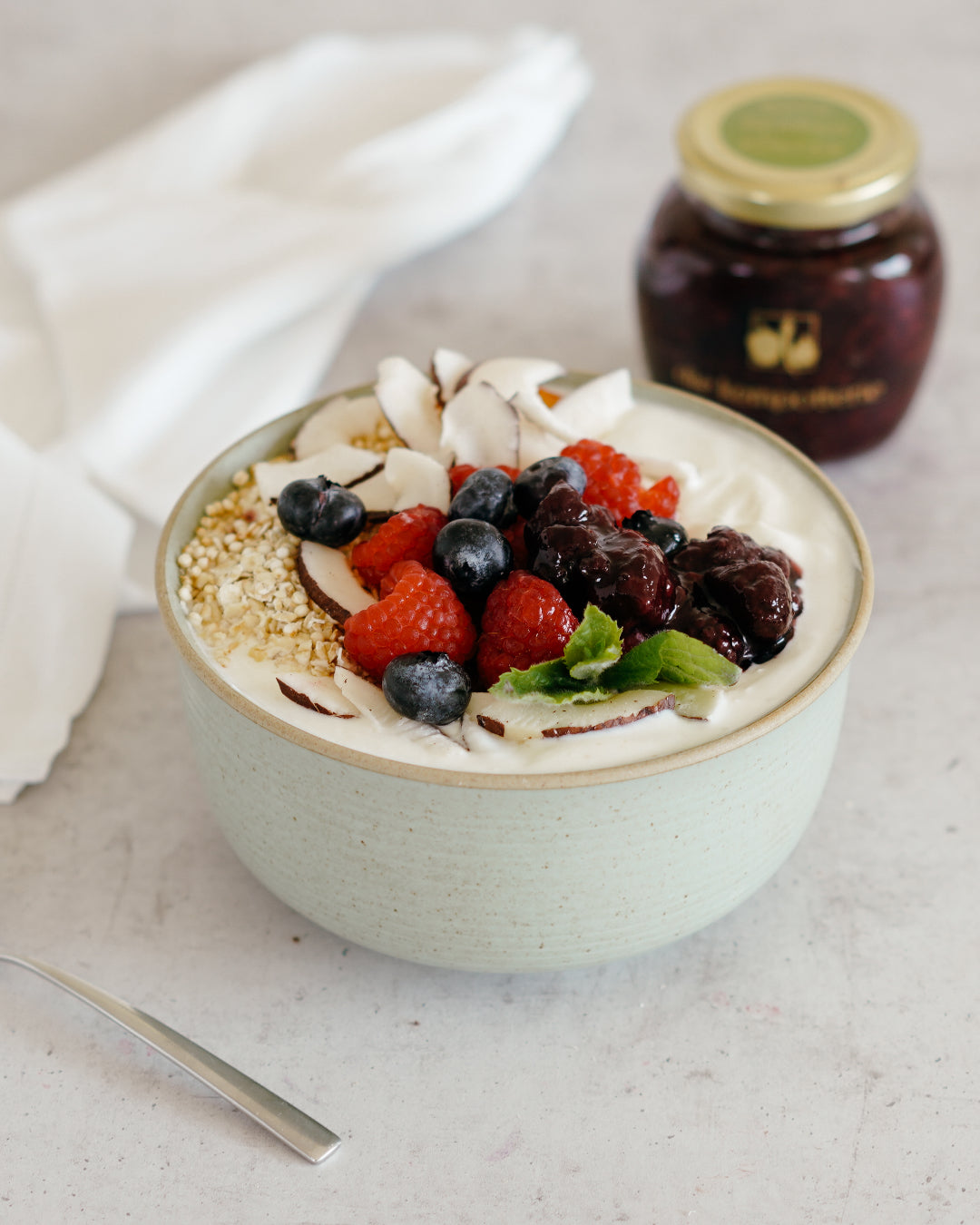 joghurt-bowl mit roten beeren, kokos und roester